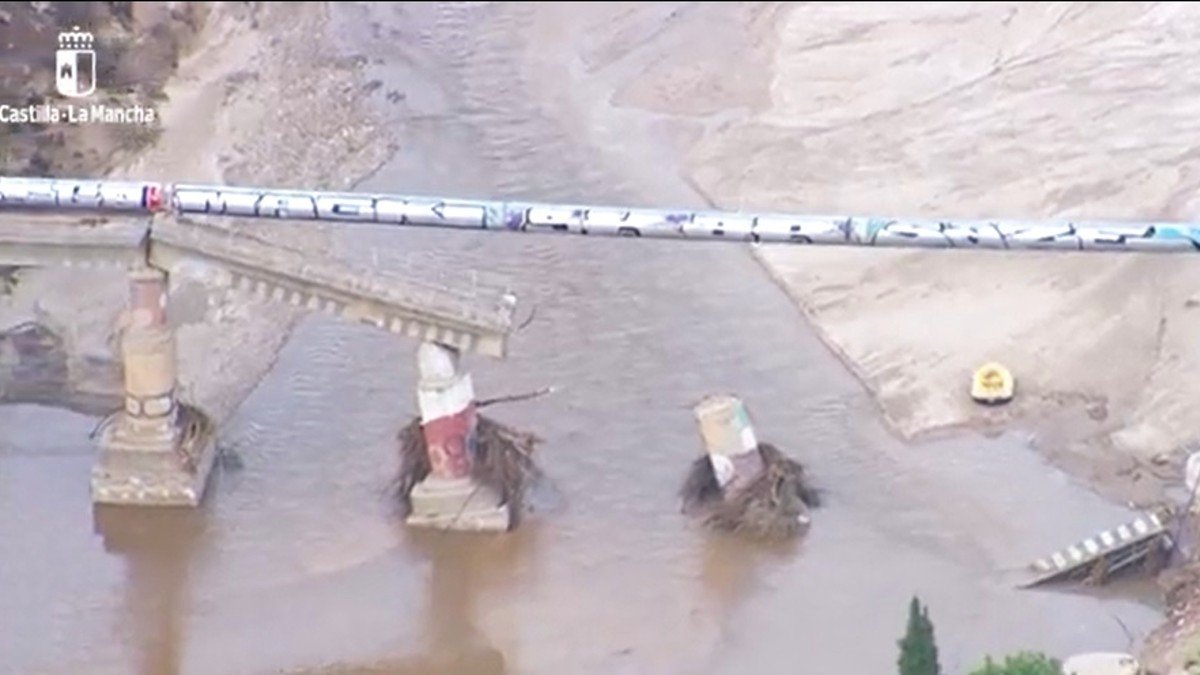 Las fuertes lluvias del domingo provocaron la rotura del viaducto sobre el río Perales que soporta la tubería de Picadas. - JCCM