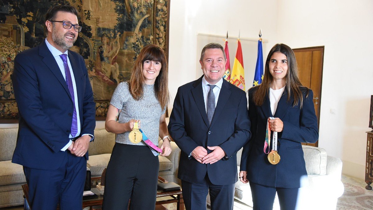 García-Page recibía en el Palacio de Fuensalida a las campeonas del mundo de fútbol, Blanca Romero y Alba Redondo. - J.R.MÁRQUEZ | JCCM