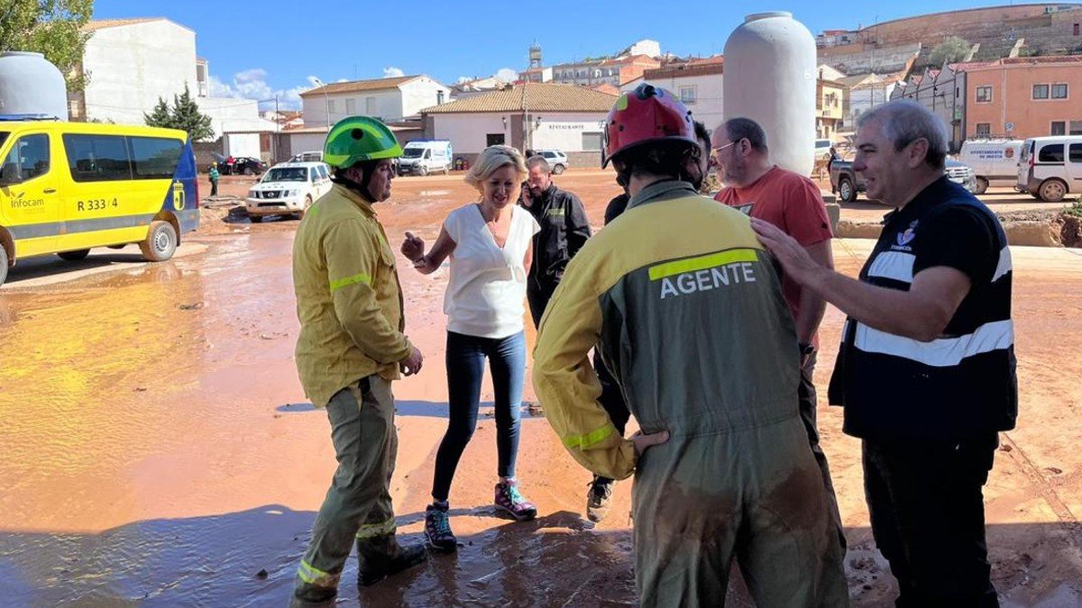 Efectivos de Infocam colaboran en las labores de limpieza y achique de agua en Iniesta (Cuenca). - JCCM