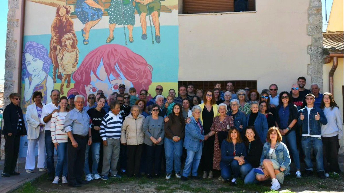 Simón ha asistido a la inauguración de un gran mural contra la violencia de género en Casas de San Galindo, en Guadalajara.
