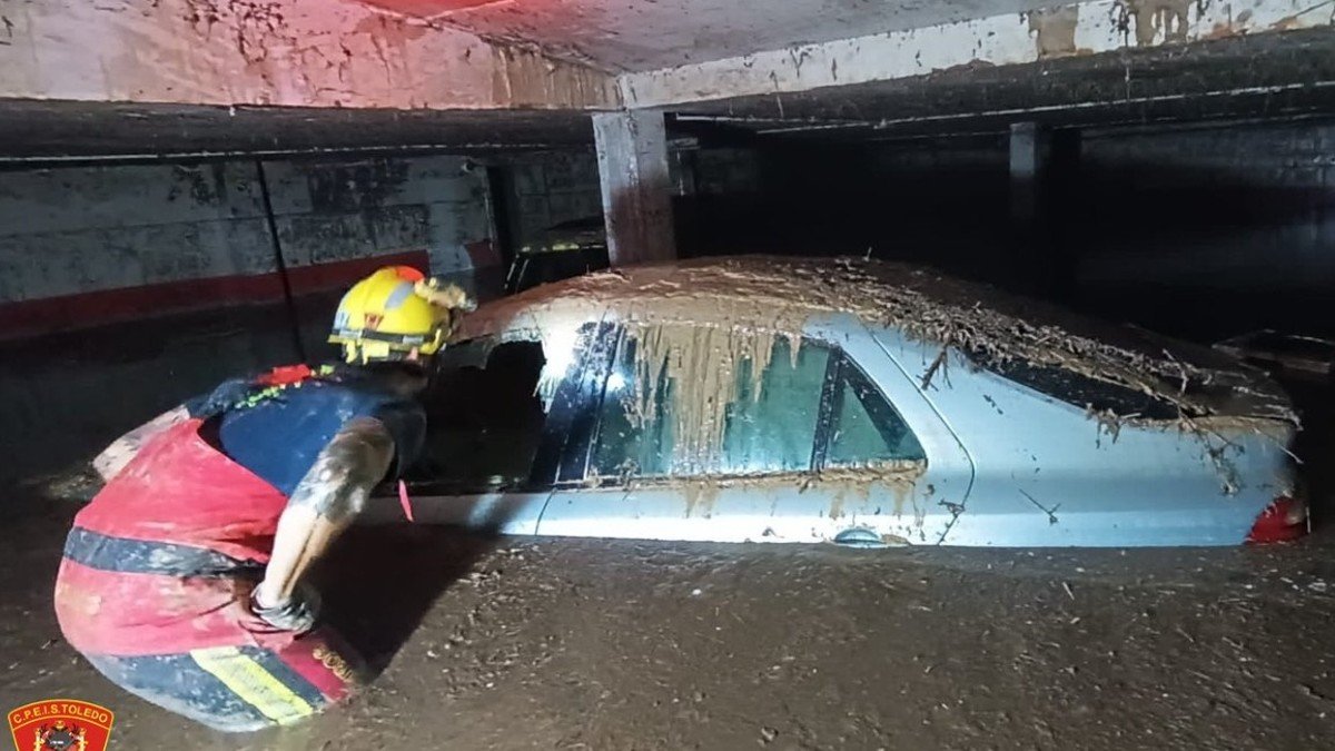 Efectivos del CPEIS de Toledo durante una inspección en un garaje inundado por las fuertes lluvias. - CPEIS TOLEDO