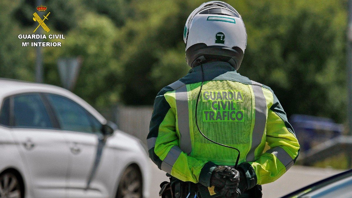 Una patrulla del Destacamento de Tráfico de Guadalajara detuvo al conductor. - ARCHIVO