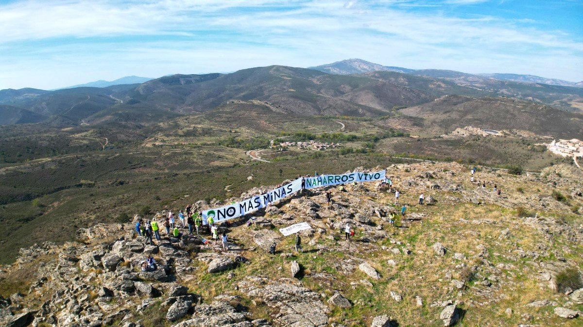 Los participantes en la marcha-manifestación contra la nueva explotación minera a cielo abierto proyectada en Sierra Bajera.