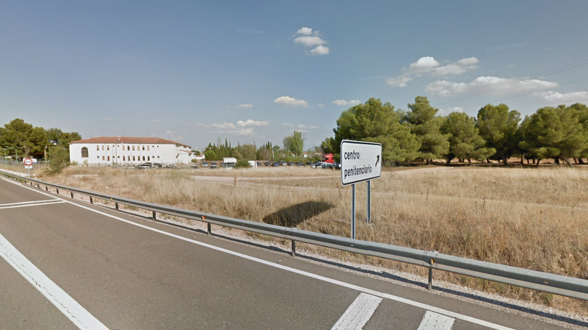 Carretera de acceso al Centro Penitenciario de Herrera de La Mancha, en Manzanares. - ARCHIVO
