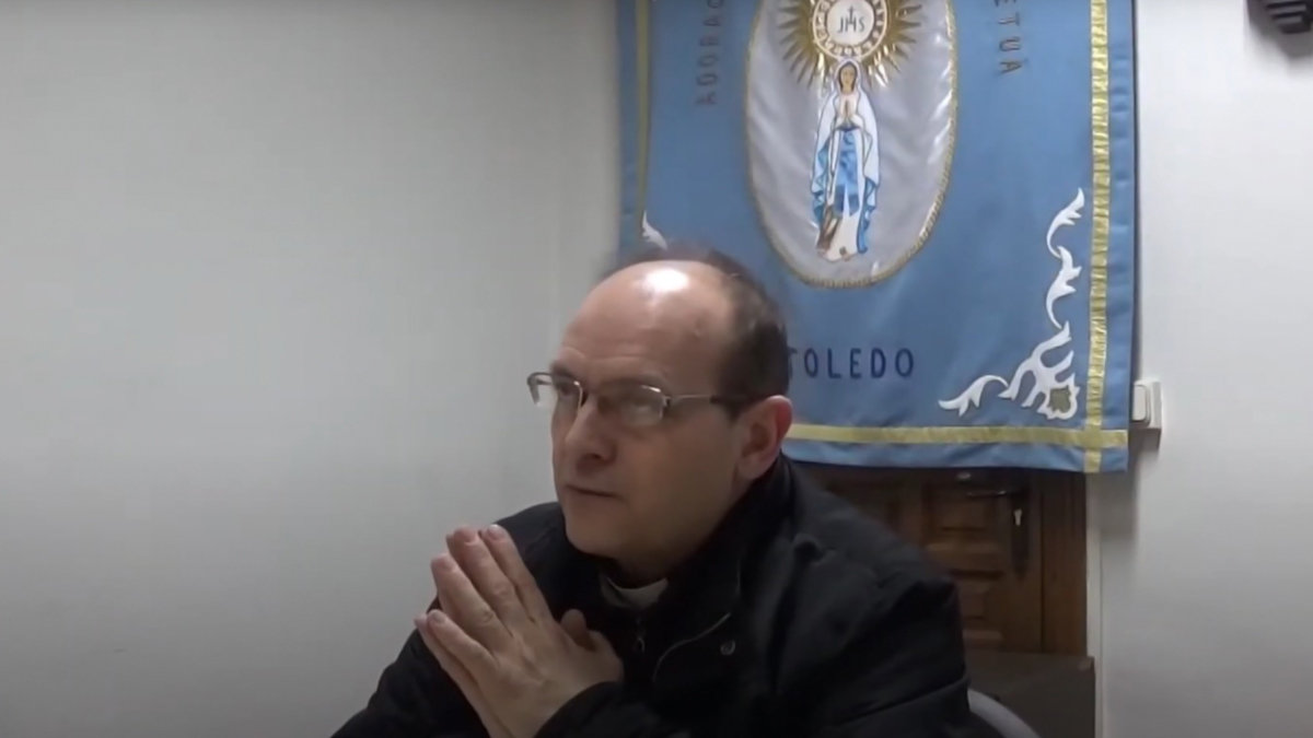 El sacerdote Pedro Francisco Rodríguez Ramos, en 2019, durante una charla como rector del Santuario de los Sagrados Corazones de Jesús y María de la ciudad de Toledo.