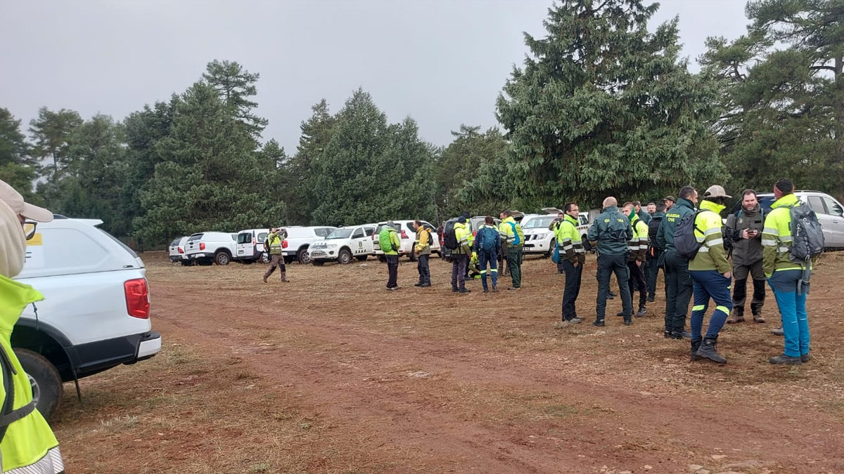 Bomberos Forestales, Guardia Civil y Protección Civil, durante los trabajos de búsqueda del cazador desaparecido en la zona de Buenache de la Sierra Cuenca. - ATBRIF