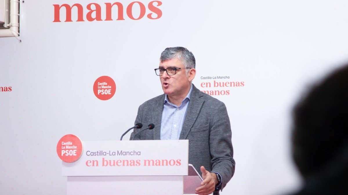 Ángel Tomás Godoy, presidente del grupo parlamentario socialista en las Cortes, durante la rueda de prensa.
