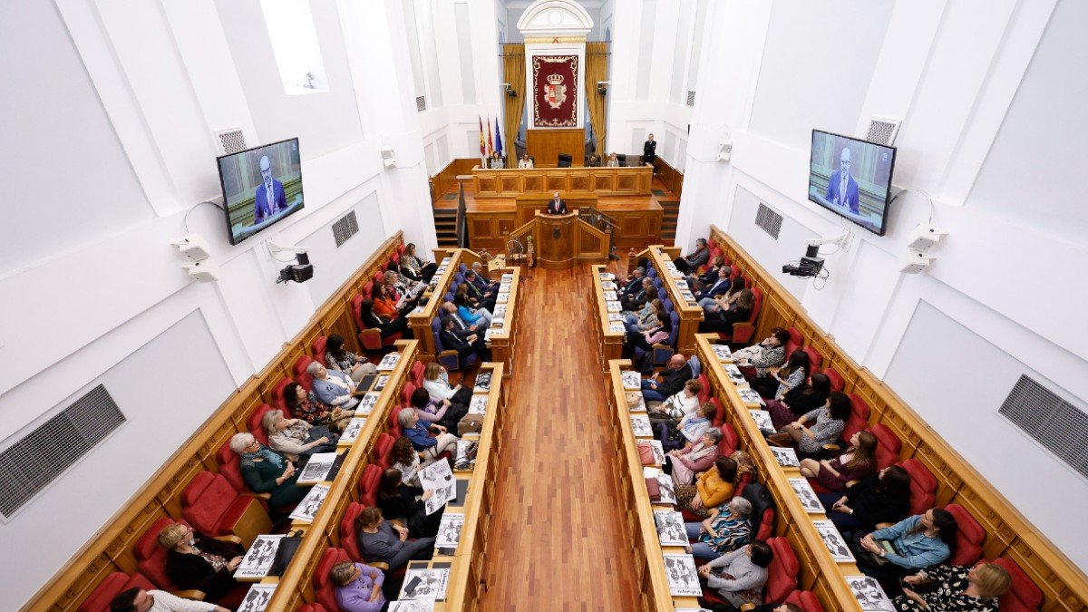 Autoridades y representantes de la sociedad civil han participado en el acto institucional celebrado en el salón de plenos de las Cortes.