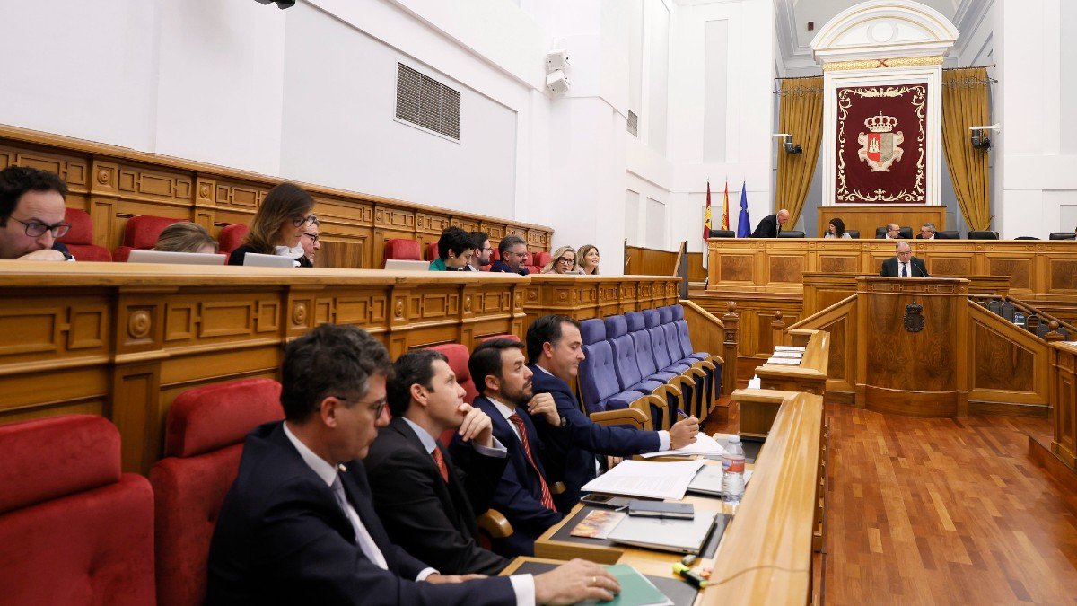 Imagen de la oposición en Castilla-La Mancha. Abajo, los cuatro diputados de Vox; arriba, la bancada del Partido Popular. - C. TOLDOS