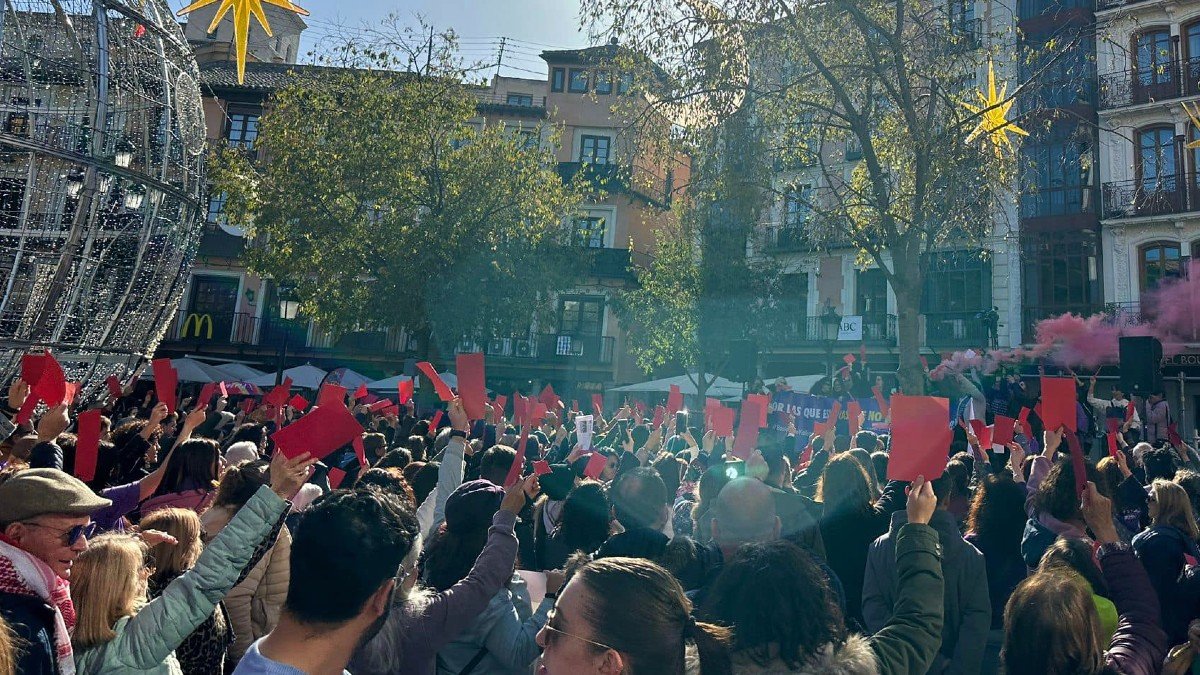 Cerca de 600 personas han participado en la manifestación convocada por la Plataforma 8M Toledo para sacar 'tarjeta roja' a la violencia machista. | JSPT
