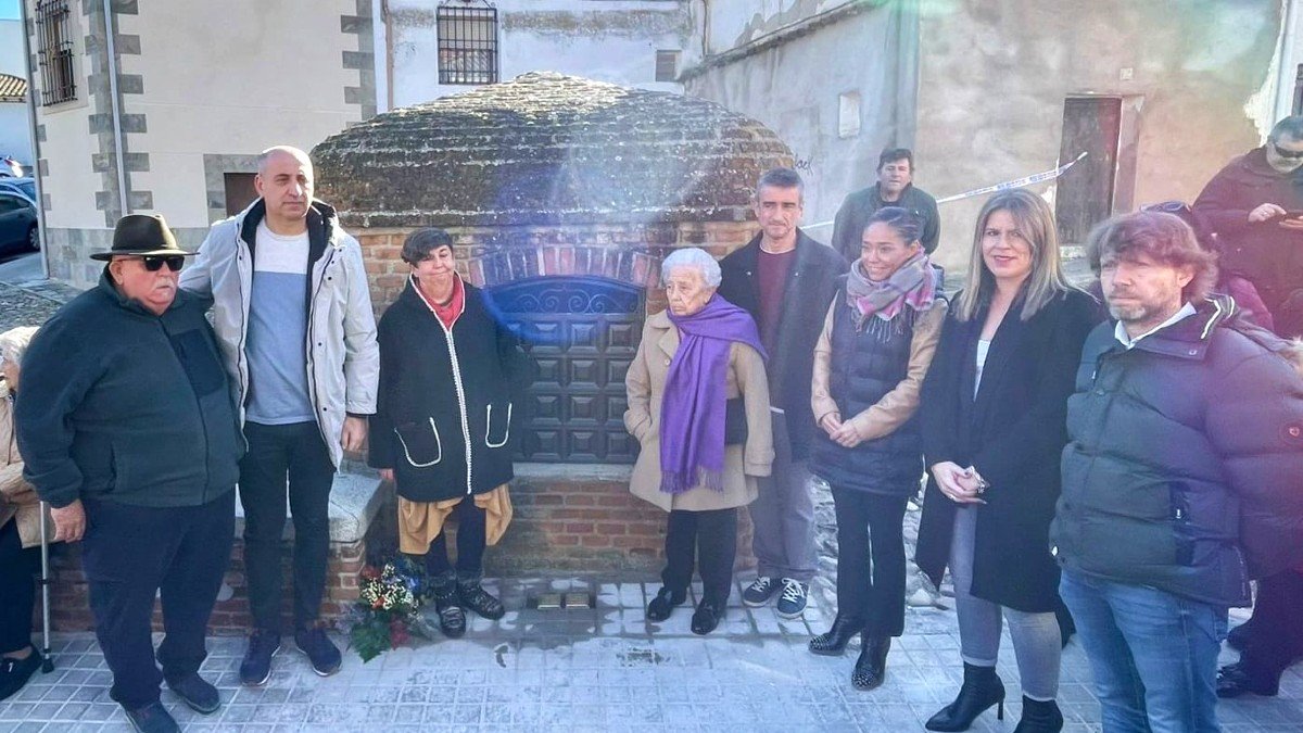Familiares, vecinos y representantes del Ayuntamiento de Olías colocaron los adoquines en recuerdo a los asesinados por el nazismo. 