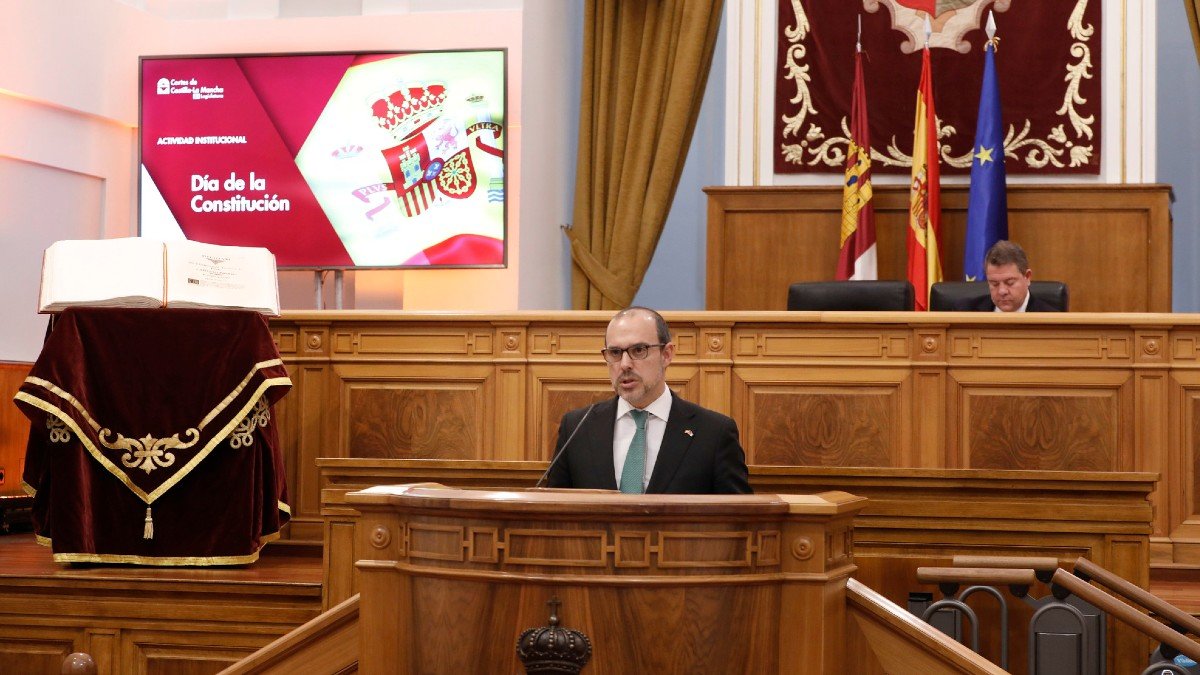 El presidente de las Cortes, Pablo Bellido, ha defendido la utilidad y vigencia de la Constitución. - C. TOLDOS | CORTES CLM
