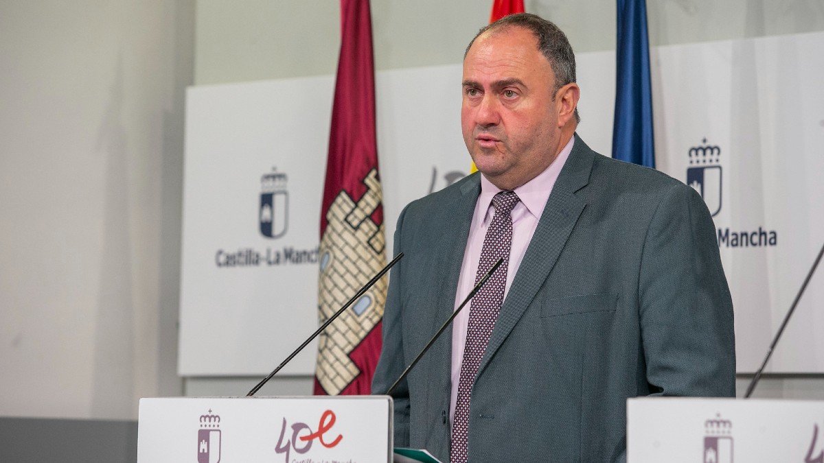 Martínez Lizán ha informado en rueda de prensa sobre el acuerdo alcanzado en el Consejo de Gobierno. | A. PEREZ | JCCM