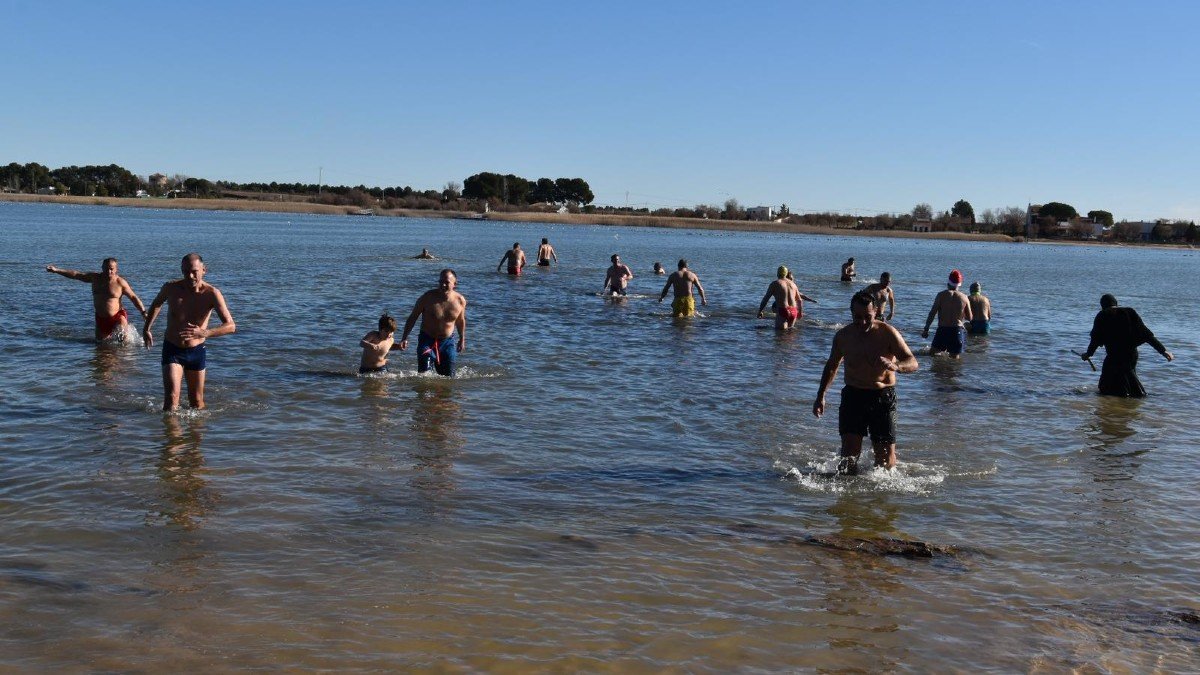 Una veintena de bañistas participaban en el primer baño invernal de 2024 en las lagunas de Villafranca. - ASOC. LAGUNAS VIVAS