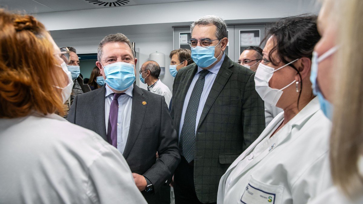 Page y Fernández han visitado el Hospital de Valdepeñas tras la entrada en vigor de la obligación de llevar mascarilla. - D. ESTEBAN | JCCM