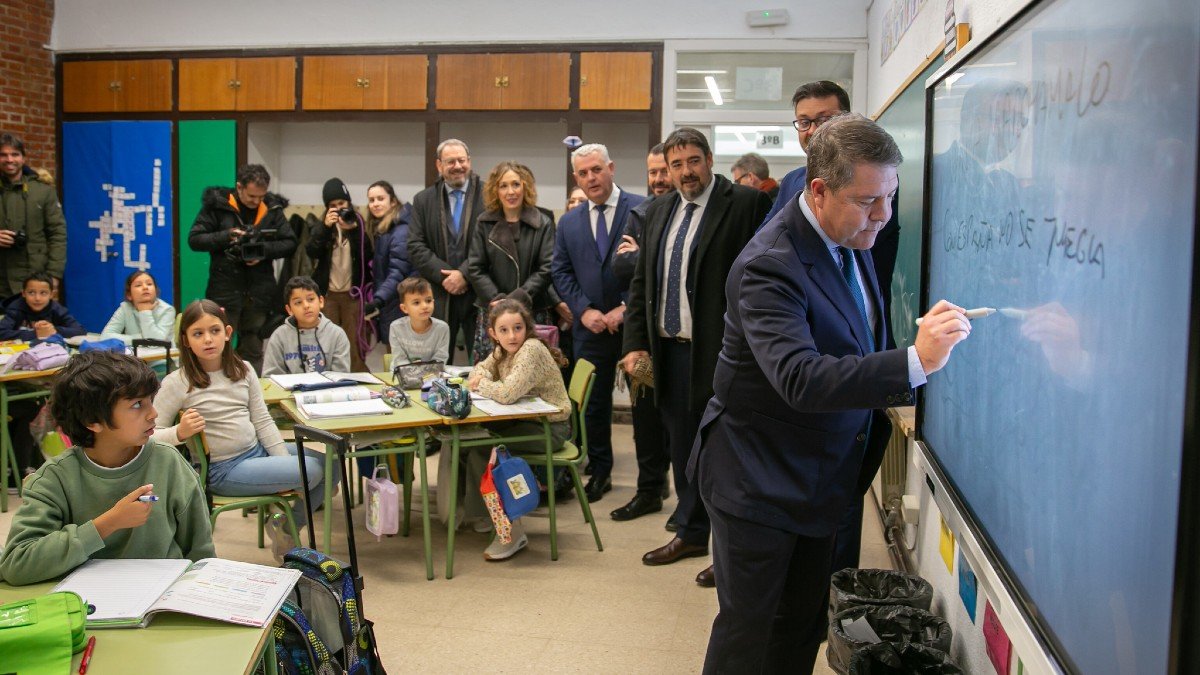 "Con España no se juega" ha escrito Page en una pizarra digital del colegio que ha visitado en Marchamalo. - P. LÓPEZ | JCCM