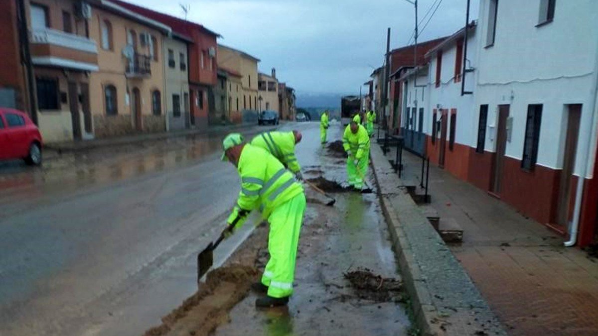 Dos brigadas colaboran en los trabajos de limpieza en Arroba de los Montes.