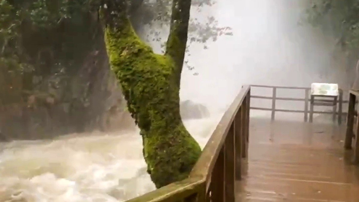 El agua baja con fuerza en la cascada del Chorro, en Los Navalucillos.