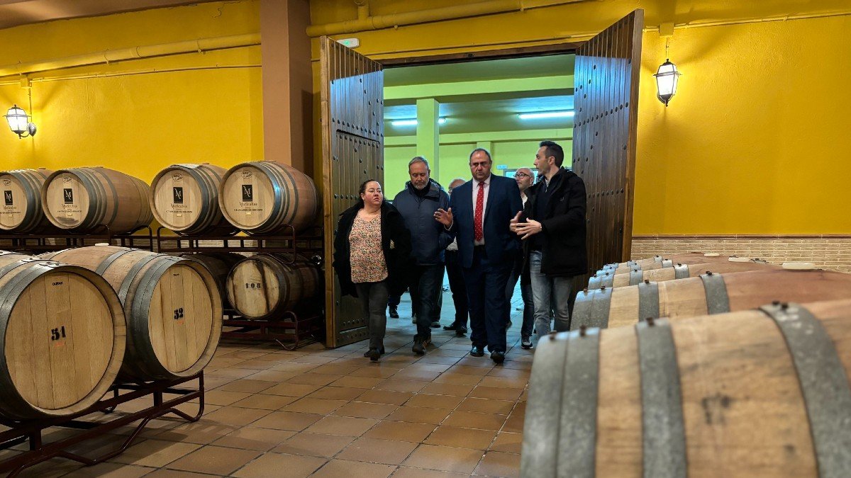 El consejero ha visitado la Sociedad Cooperativa Agraria San Antonio Abad de Fuentealbilla (Albacete). - JCCM
