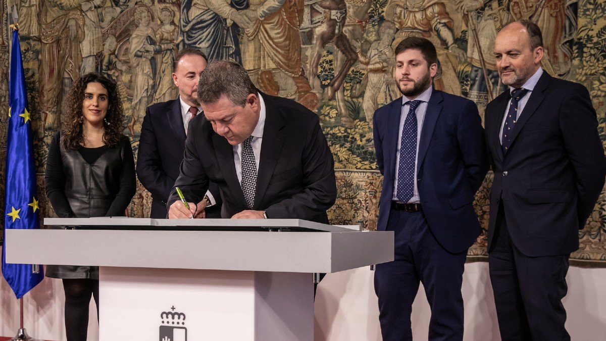 Firma del acuerdo entre el Gobierno regional y Concovi. | D. ESTEBAN | JCCM
