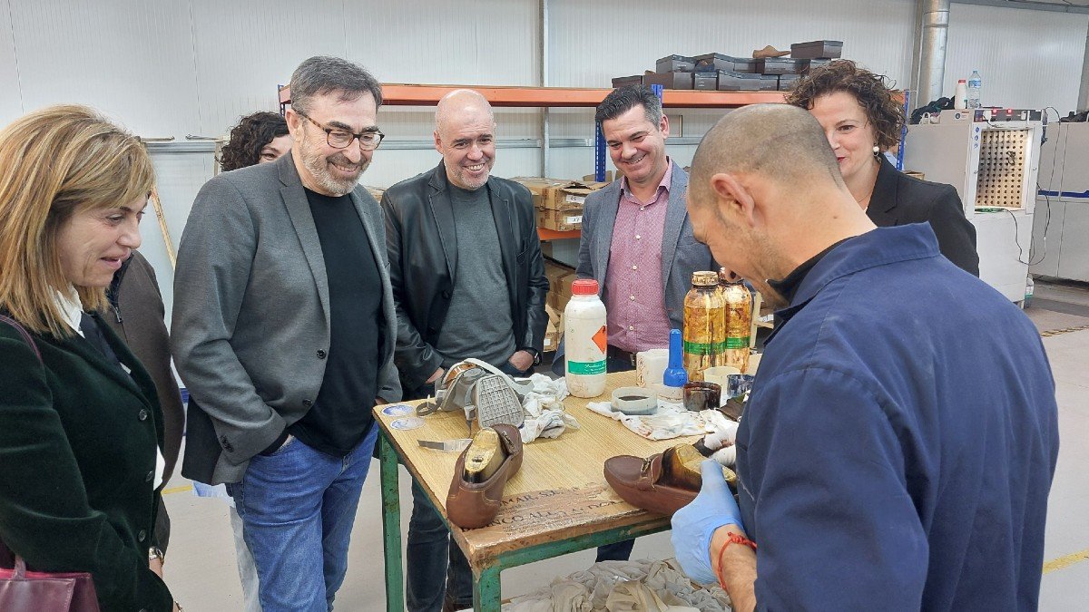 De la Rosa ha visitado junto a Unai Sordo una fábrica de calzado en Almansa.