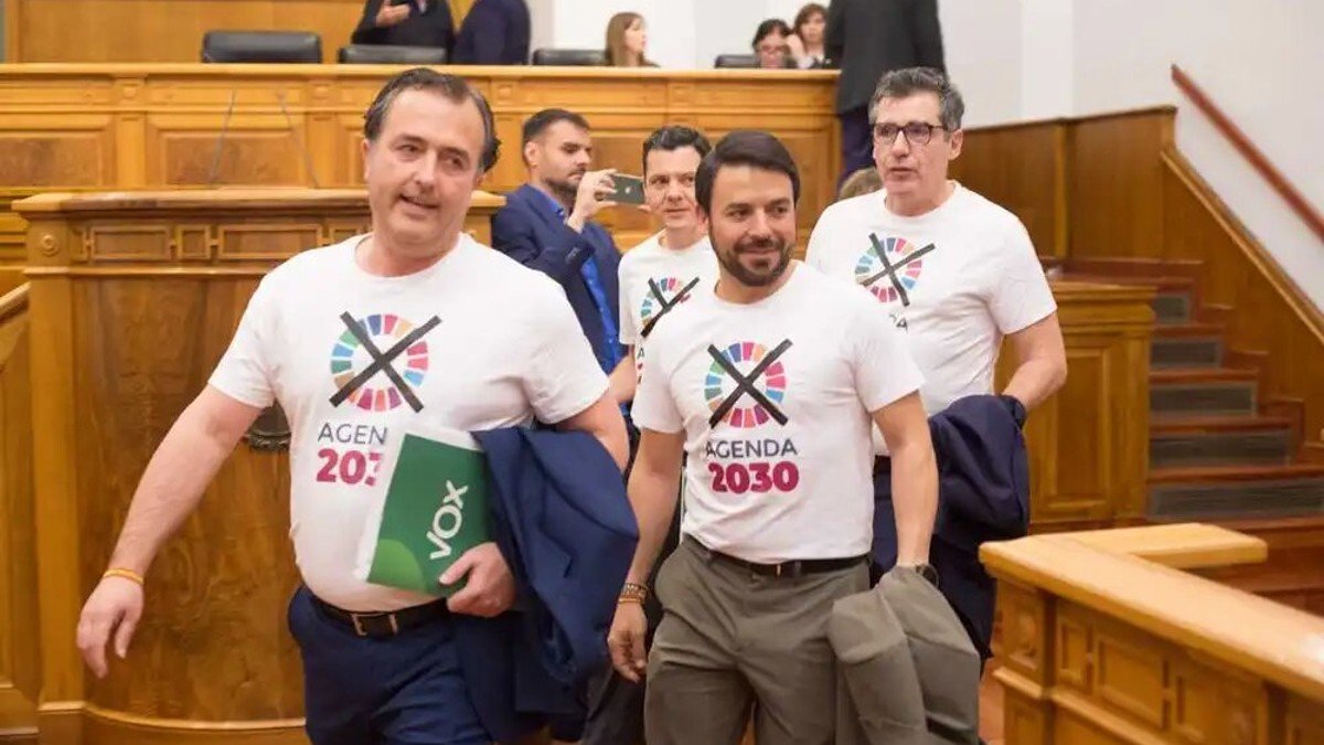 Los diputados de Vox en las Cortes regionales han tirado de camiseta para visibilizar su protesta. 