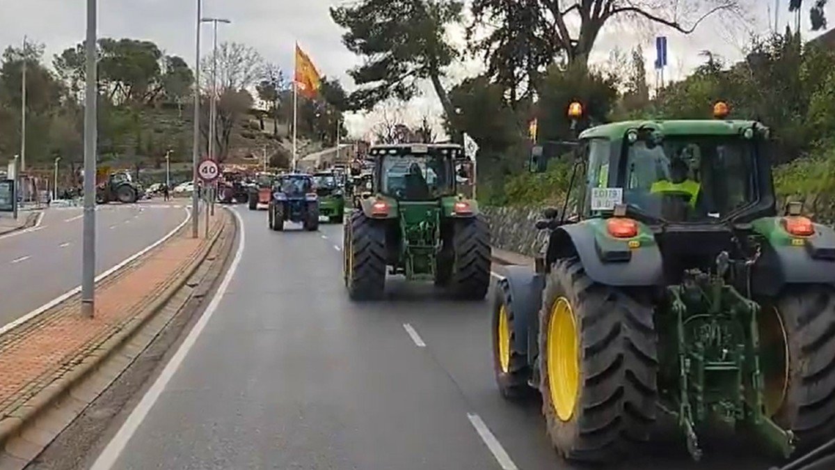 Unan columna de tractores ha entrado a la capital regional por la avenida de la Cava. 