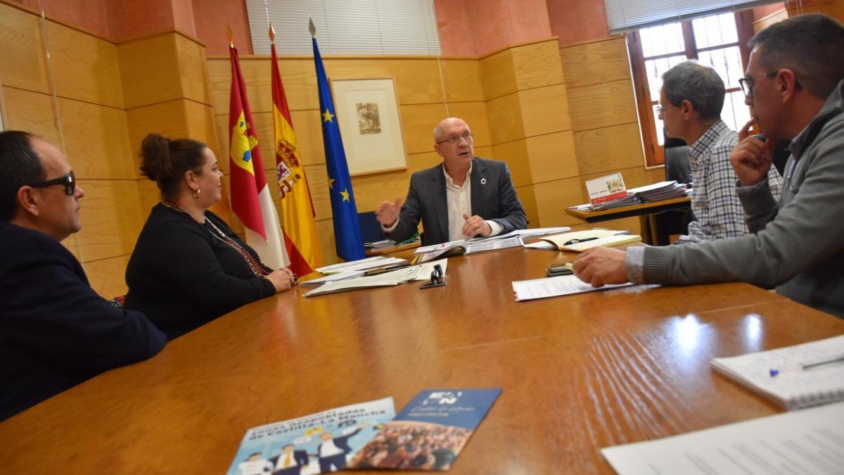 Reunión entre el comisionado de Reto Demográfico y la directiva de EAPN Castilla-La Mancha.