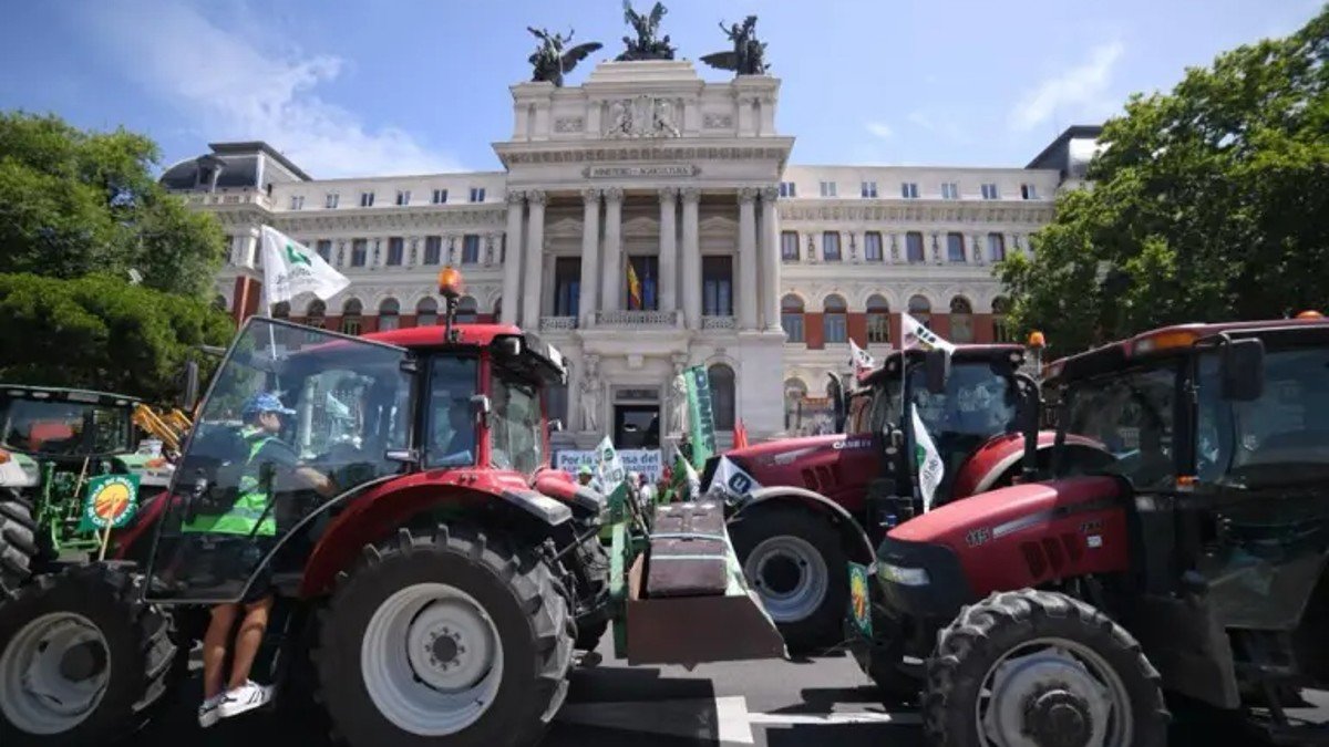 La organización confía en que al menos un millar de tractores llegados desde distintos puntos del país participen el miércoles en la manifestación ante el Ministerio de Agricultura. - ARCHIVO
