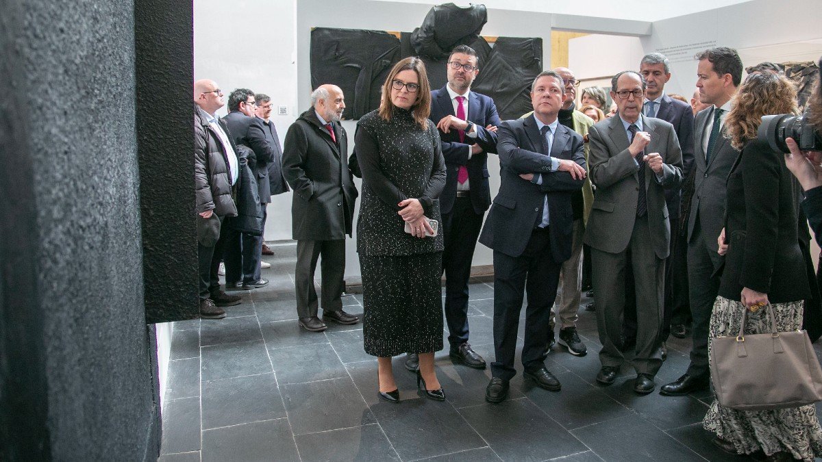 Rafael Canogar ha guiado la visita a la exposición.| A. PÉREZ | JCCM