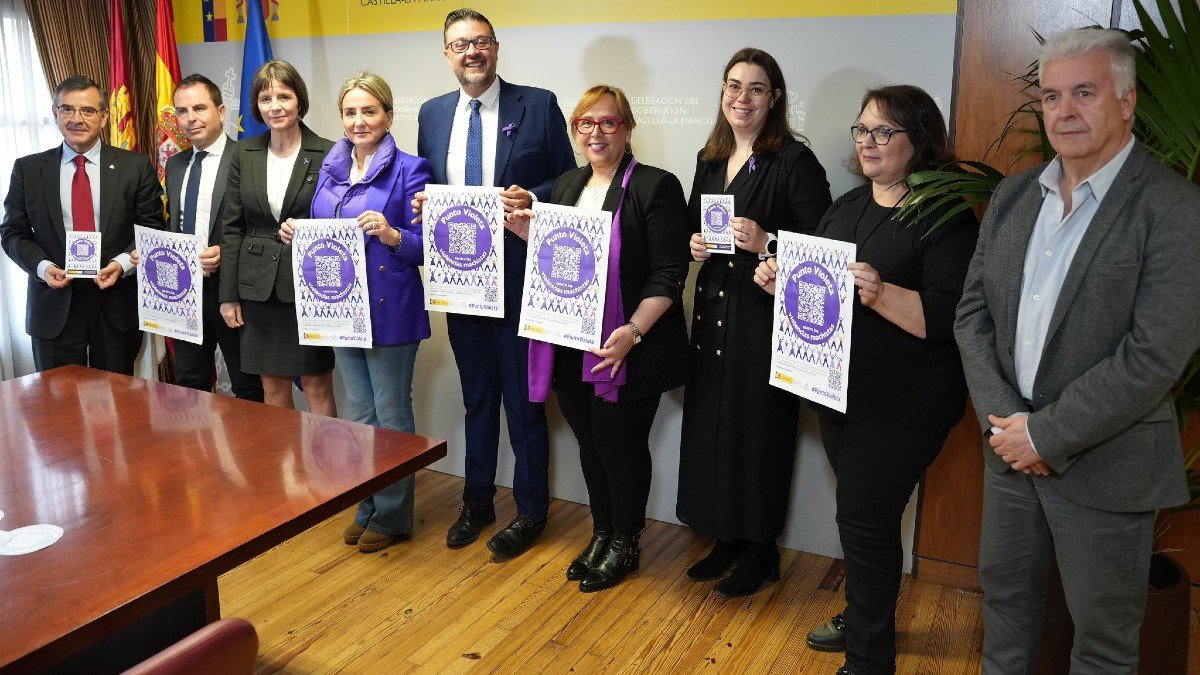 El protocolo para la creación de puntos violeta en las bibliotecas públicas de Castilla-La Mancha se ha firmado hoy en Toledo. 