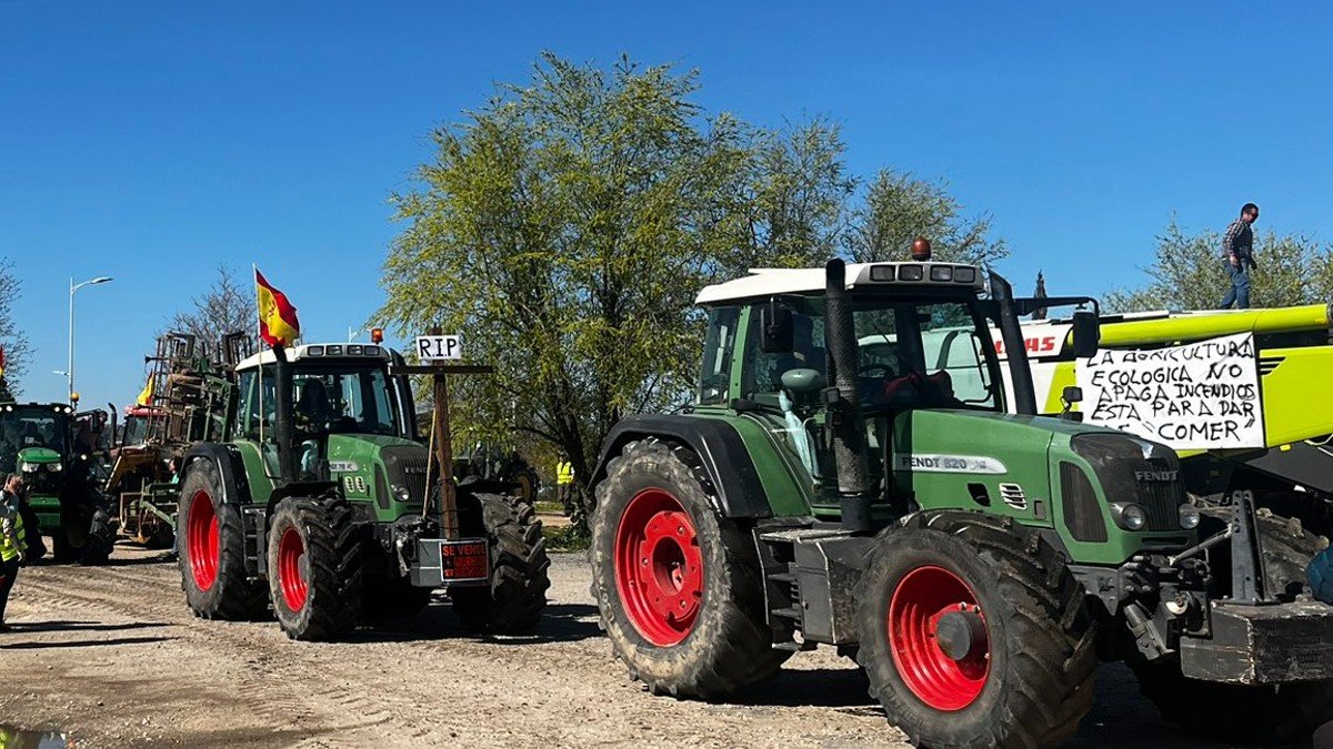 Más de un centenar de tractores han participado en la protesta celebrada en Toledo.