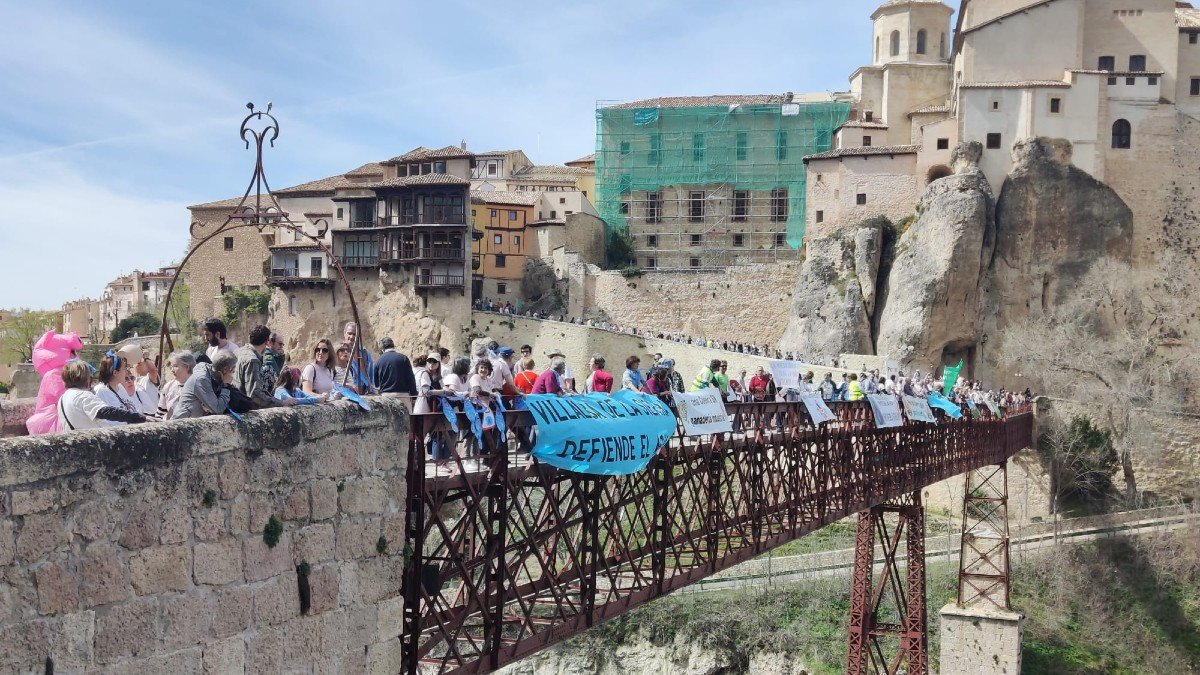 Una cadena humana ha recorrido Cuenca para exigir protección para el agua. 