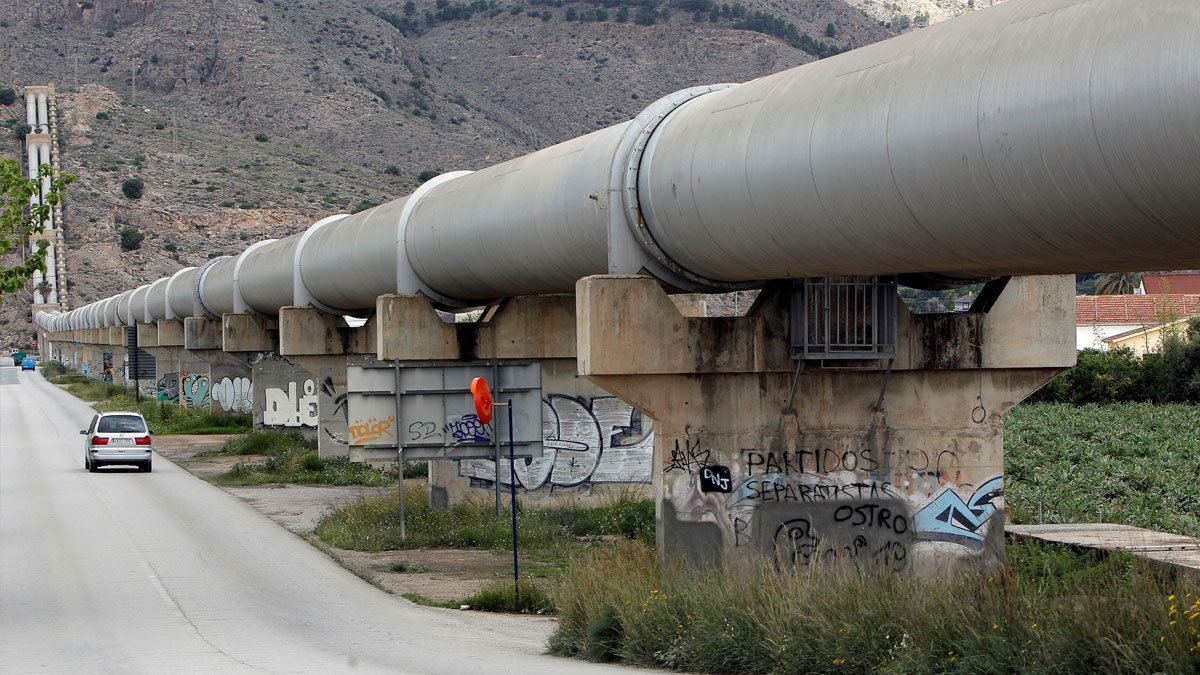 Imagen de las tuberías que transportan el agua del trasvase Tajo-Segura a su paso por Orihuela (Alicante). - EFE/ARCHIVO