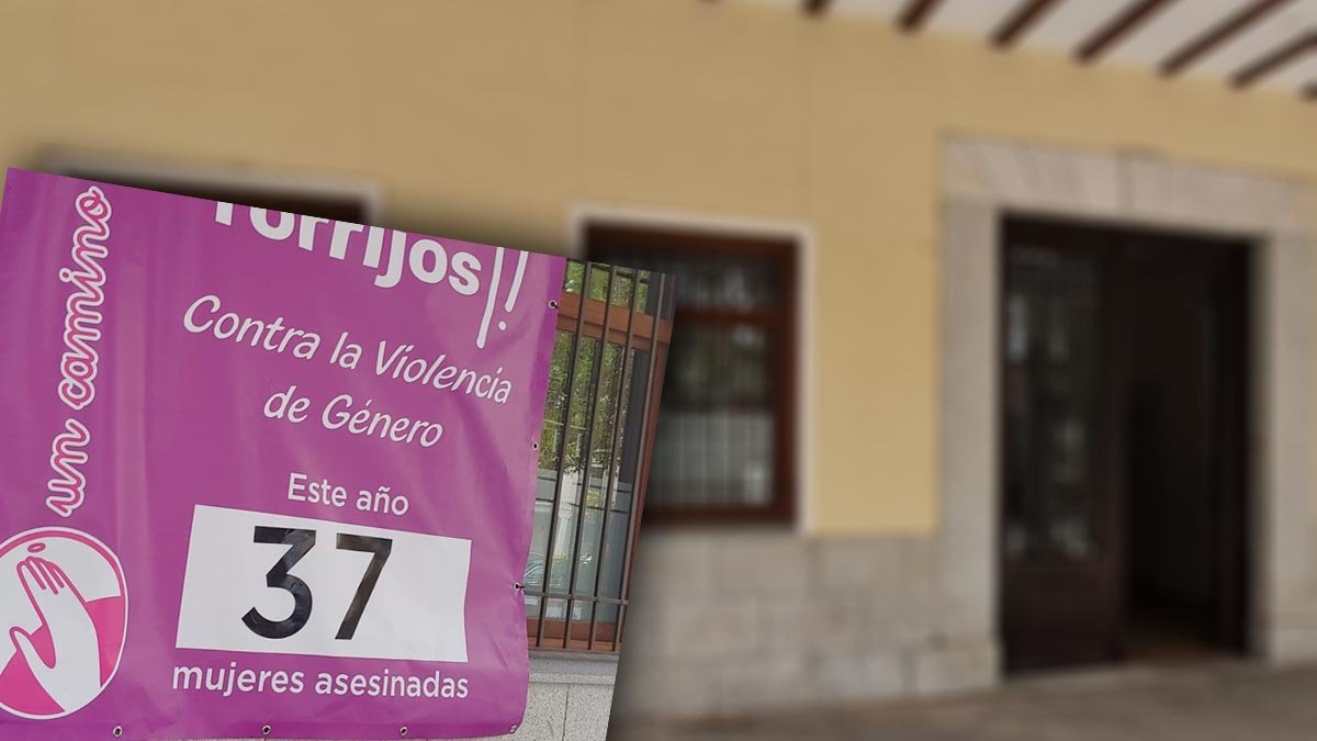 La pancarta en recuerdo de las mujeres asesinadas por violencia machista ha sido retirada del Ayuntamiento de Torrijos.- PERIÓDICOCLM