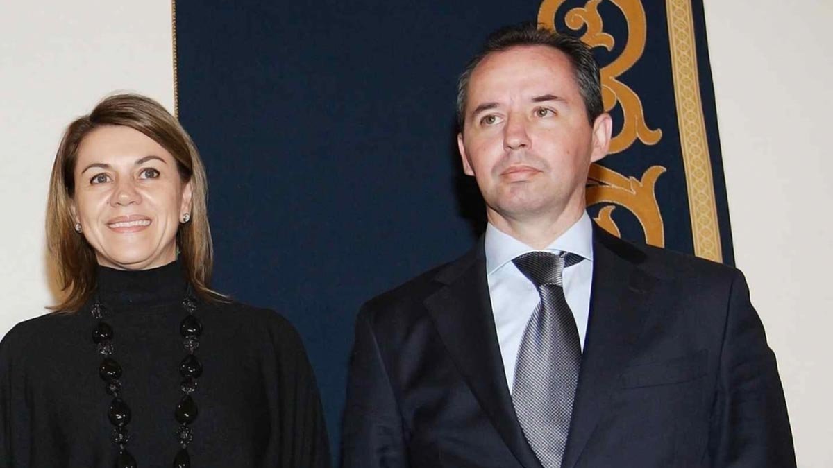 María Dolores de Cospedal junto a quien fue su asesor de seguridad en la Presidencia de Castilla-La Mancha, Andrés Gómez Gordo.- ARCHIVO