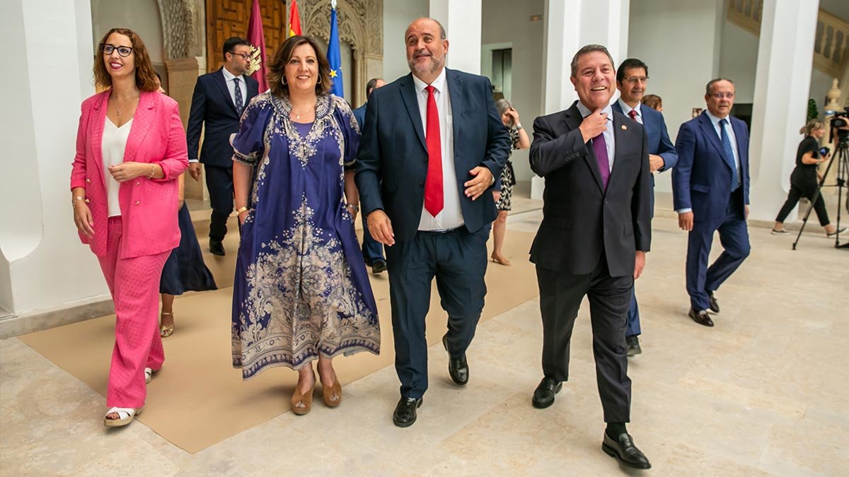El presidente de Castilla-La Mancha, Emiliano García-Page, en una imagen de archivo junto a sus consejeros, instantes antes de un Consejo de Gobierno. - D. ESTEBAN