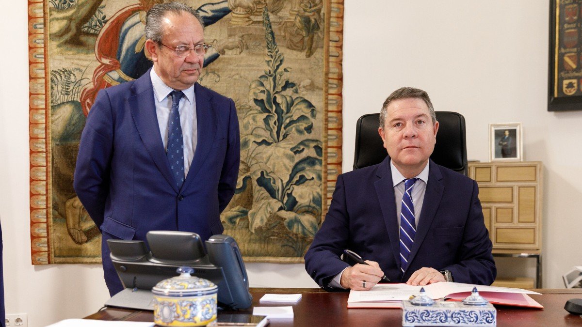 García-Page ha firmado en presencia de Ruiz Molina la carta remitida al presidente del Gobierno. | D. ESTEBAN - JCCM