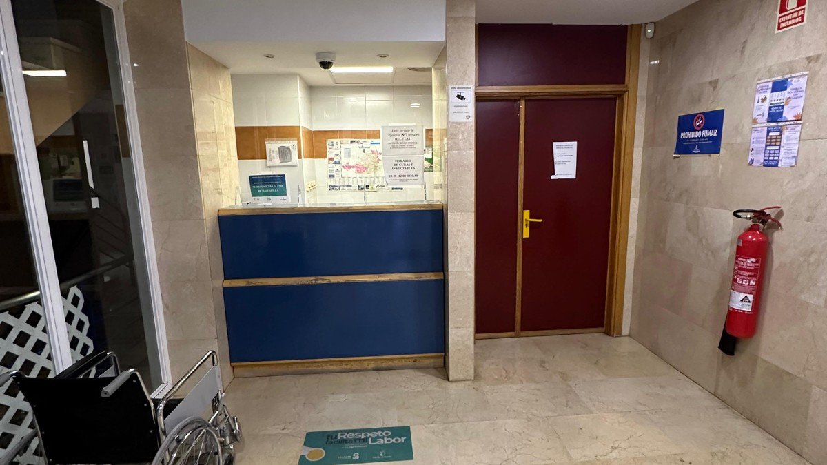 Además de los insultos y amenazas al personal sanitario, la mujer rompió una puerta de madera que da acceso a la zona de consultas. - CSIF