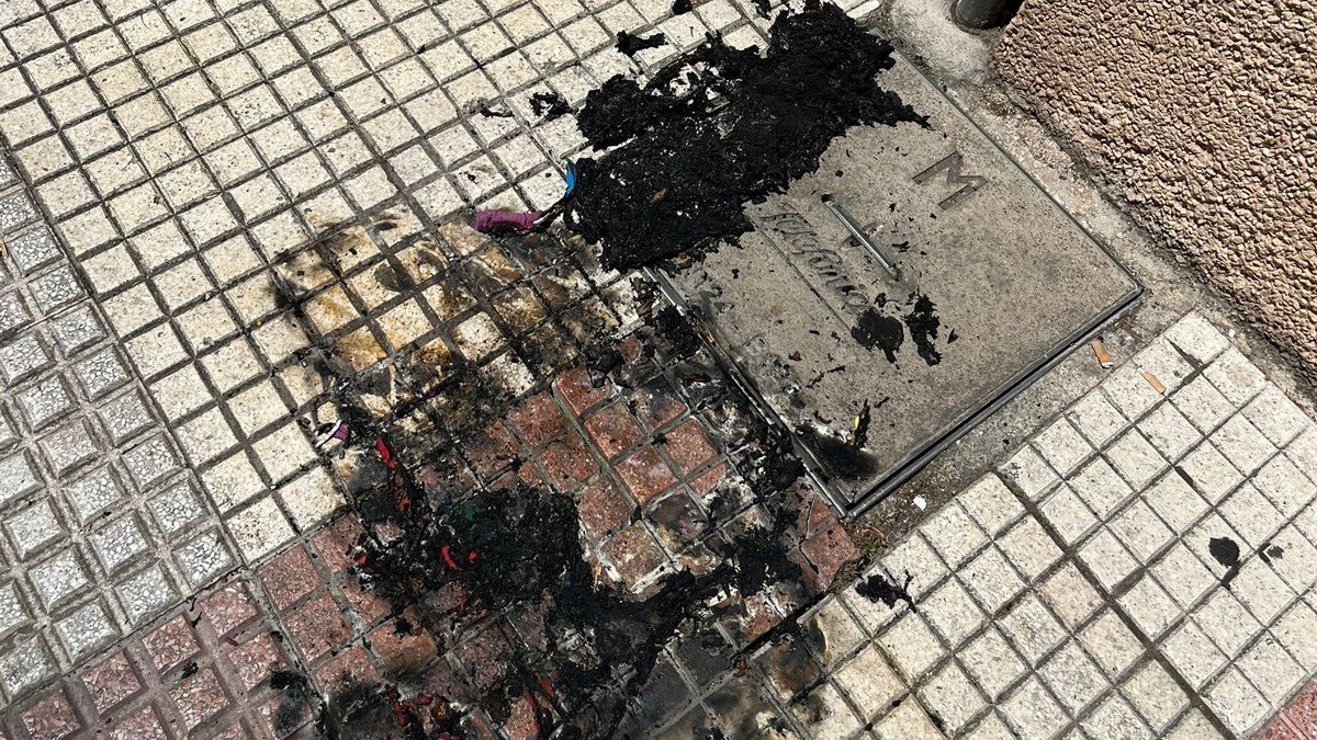 La bandera arcoíris colgada en la fachada de CCOO Guadalajara aparecía quemada en el suelo.