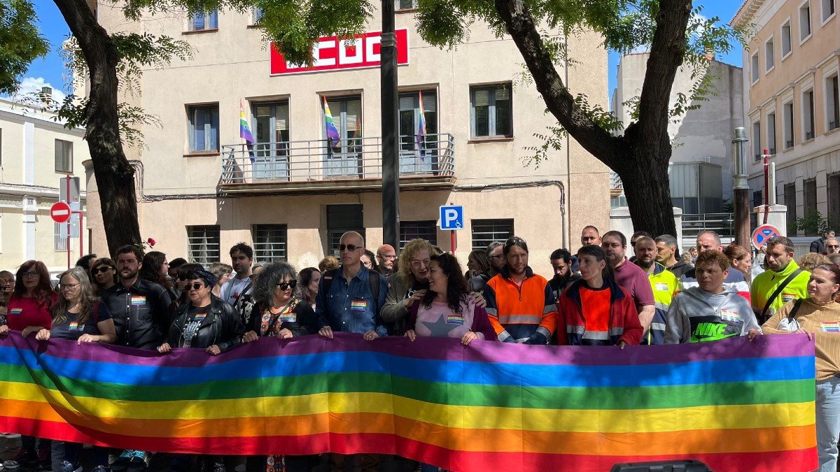 Tras la concentración la bandera arcoíris se ha colgado en el balcón de la fachada de CCOO Guadalajara.