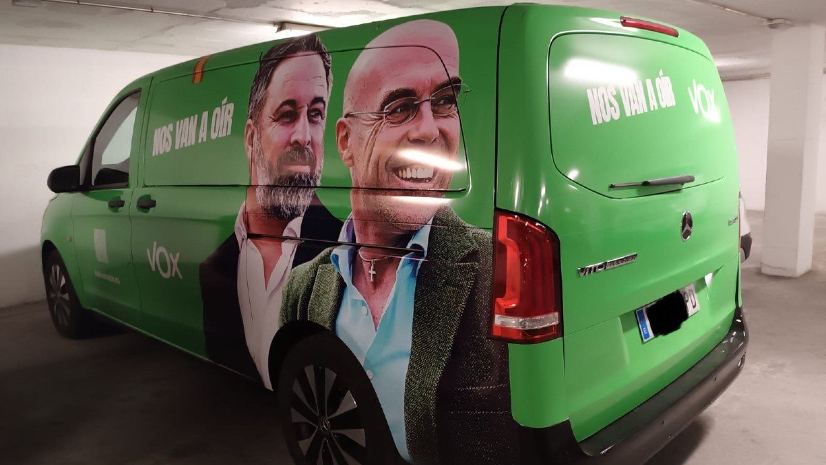 La furgoneta electoral de Vox aparcada en las instalaciones del Ayuntamiento de Talavera.