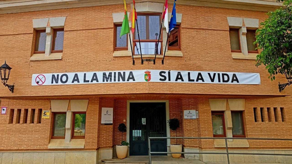 El Ayuntamiento de Torrenueva ha colocado una gran pancarta mostrando su rechazo al proyecto de minería de tierras raras.