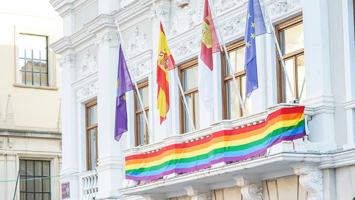 La bandera LGTBI no lucirá este año en el balcón del Ayuntamiento de Guadalajara.