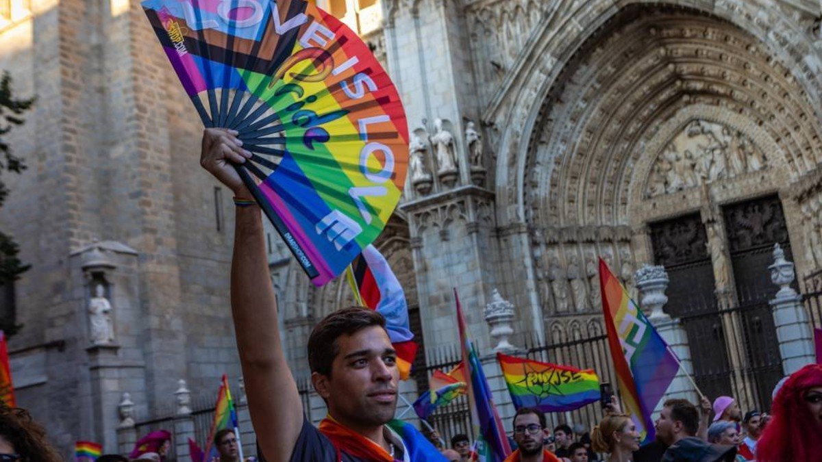 Toledo celebró el Orgullo 2023 sin bandera en el ayuntamiento y levantando la voz contra los retrocesos. - EFE