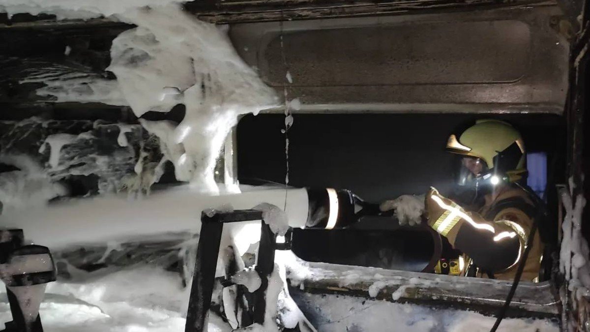 Dos ambulancias han quedado calcinadas por las llamas. - BOMBEROS AYTO. TOLEDO