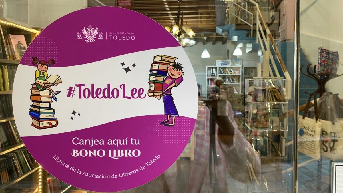 Escaparate de una librería de Toledo anunciando el 'bono libro'. - ARCHIVO