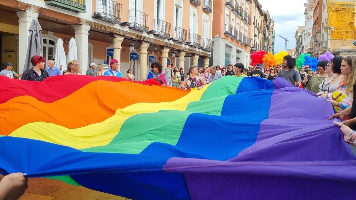 La bandera arcoíris recorrió las calles de Guadalajara en el 'Paseo con Orgullo'.