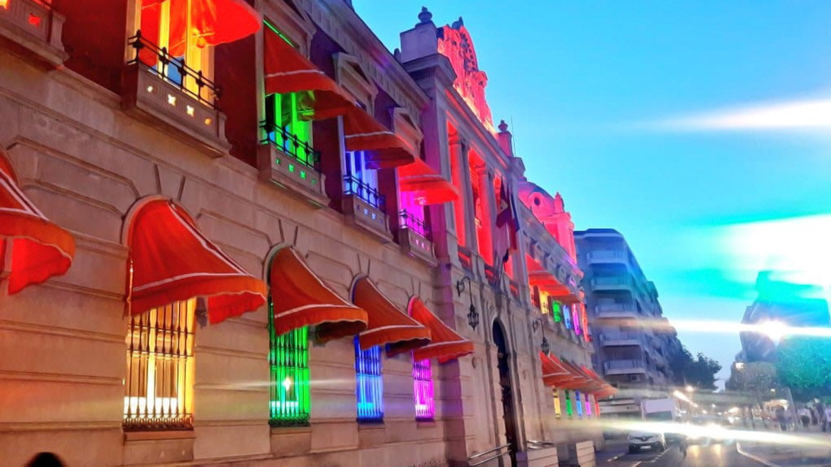 La fachada de la Diputación de Ciudad Real ilumniada con los colores de la bandera LGTBI, en una imagen de archivo. - PERIÓDICOCLM