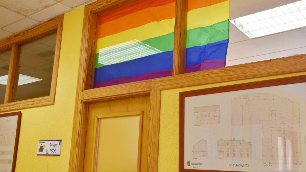 Bandera arcoíris en el despacho del grupo socialista de Talavera de la Reina.